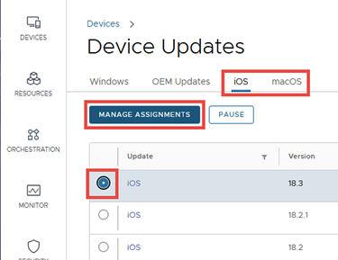 Questo screenshot parziale mostra la scheda iOS della schermata Aggiornamenti dispositivo, con una delle versioni selezionata, che abilita il pulsante Gestisci assegnazioni